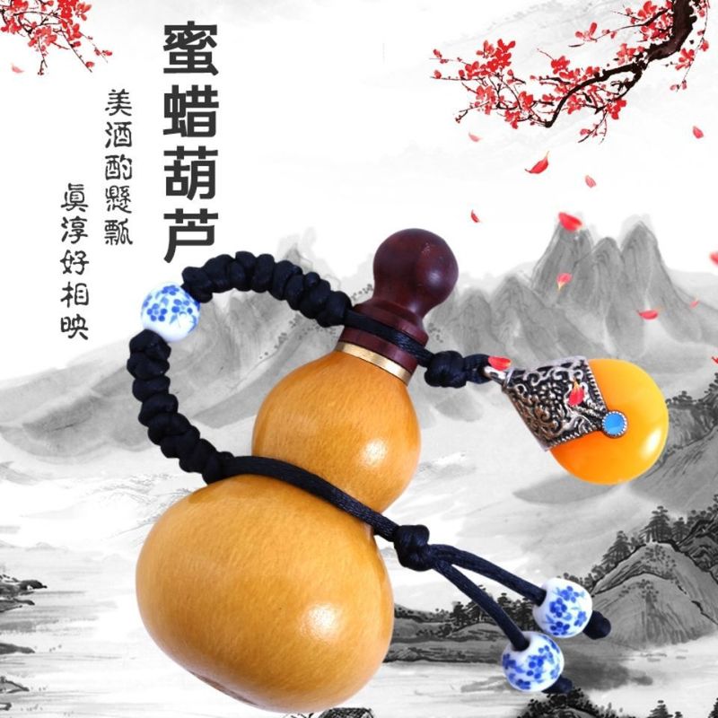 天然の開口部に酒瓢箪文を包んで手を捻ってペンダントを飾る|undefined