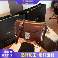 2025新款时尚气质小方包质感百搭锁扣盒子包精致单肩斜跨潮流小包