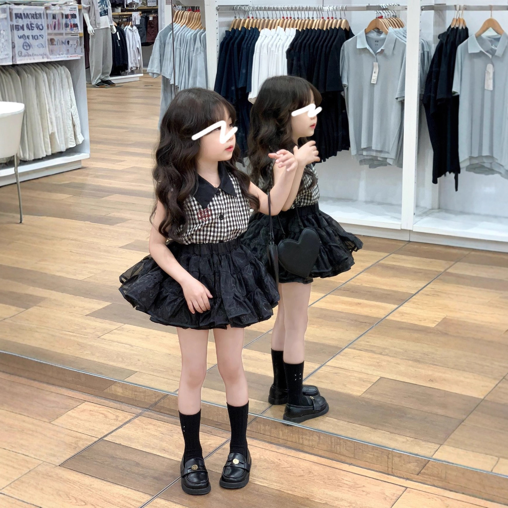 Conjunto de blusa sem mangas estilo Chanel vintage com estampa xadrez branca e saia tutu preta para meninas (peça única)_voghion.com