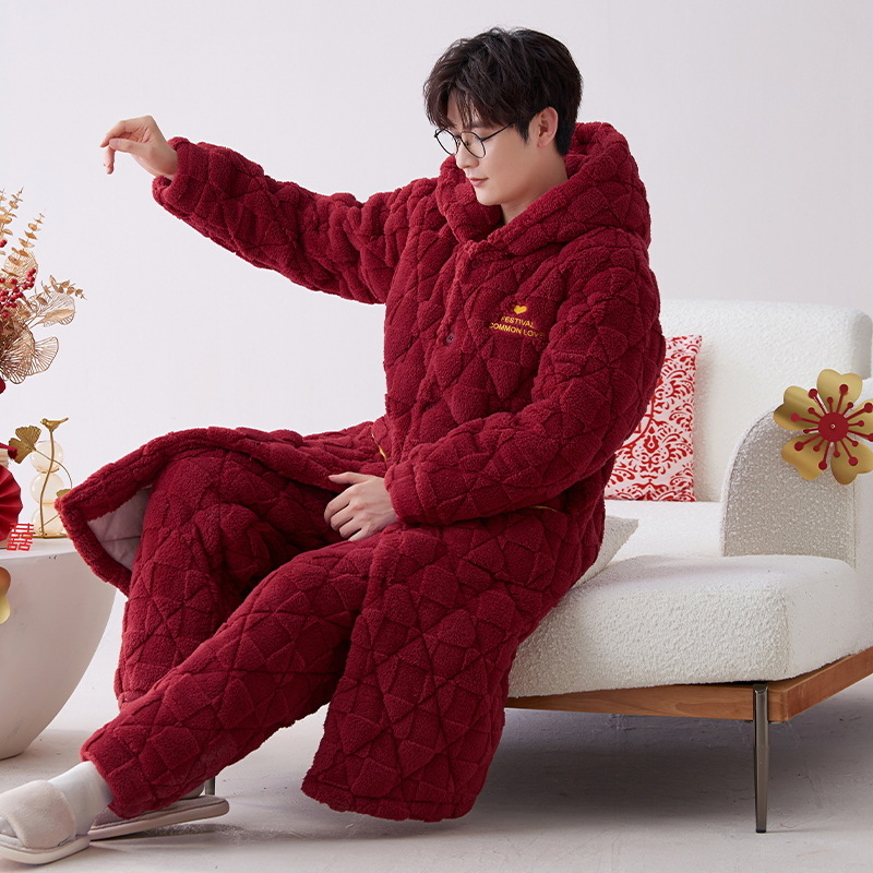 Pijamas de hombre de otoño e invierno de lana de coral de tres capas acolchadas engrosadas de lana forrada de invierno de color rojo brillante cálido traje de desgaste para el hogar