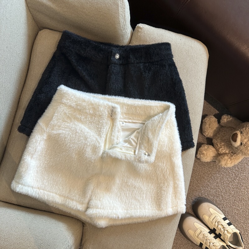 Chic and casual thickened off-white furry shorts for women, autumn and winter, elegant A-line boot shorts, high-waisted slimming casual pants Chic and casual thickened off-white furry shorts for women, autumn and winter, elegant A-line boot shorts, high-waisted slimming casual pants