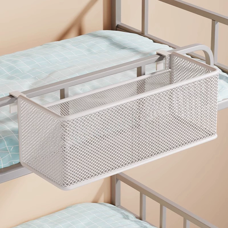 Корзины рядом с кроватью для хранения вещей на кровати в студенческом общежитии