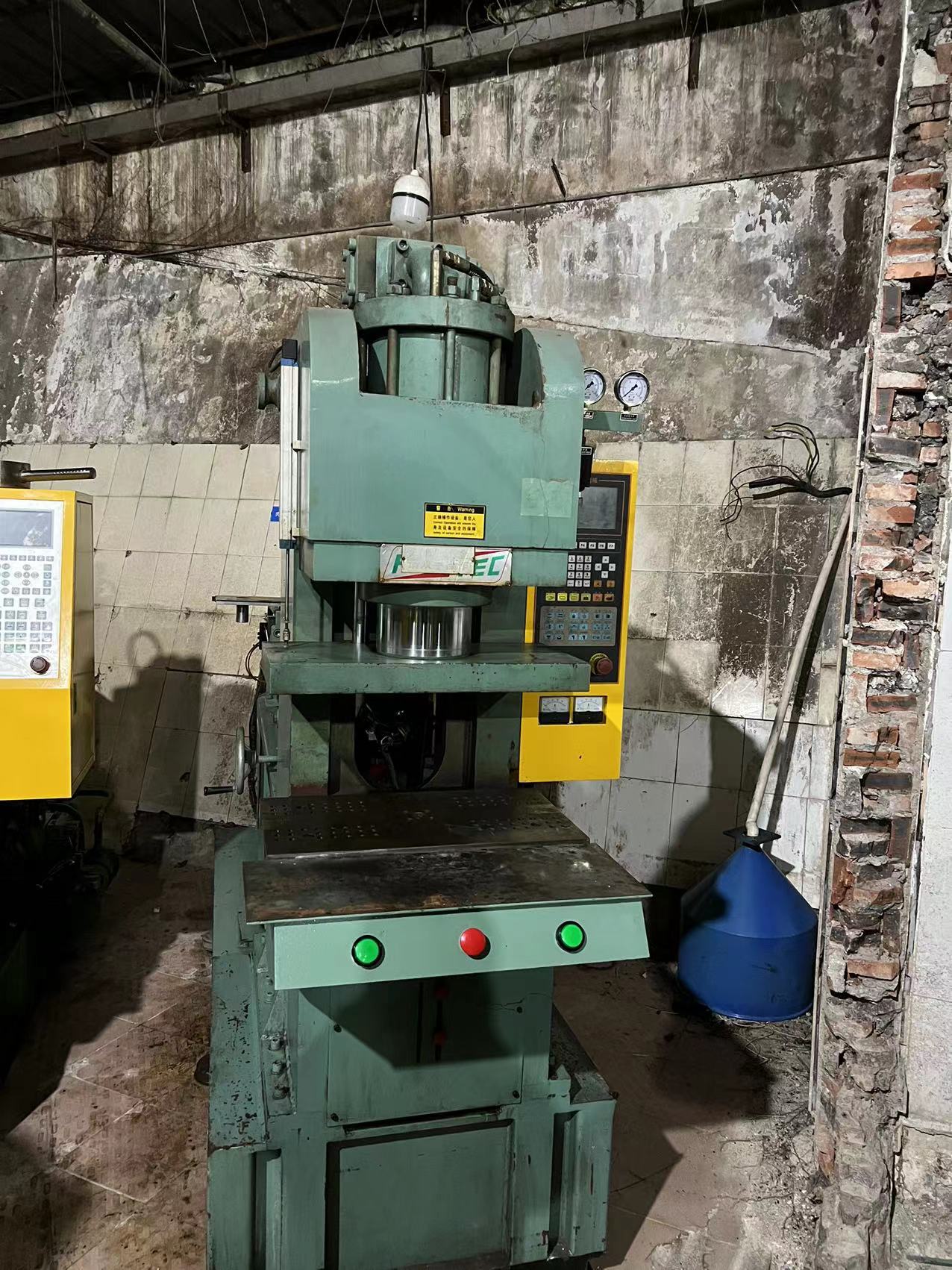 丰铁450立式注塑机C型机