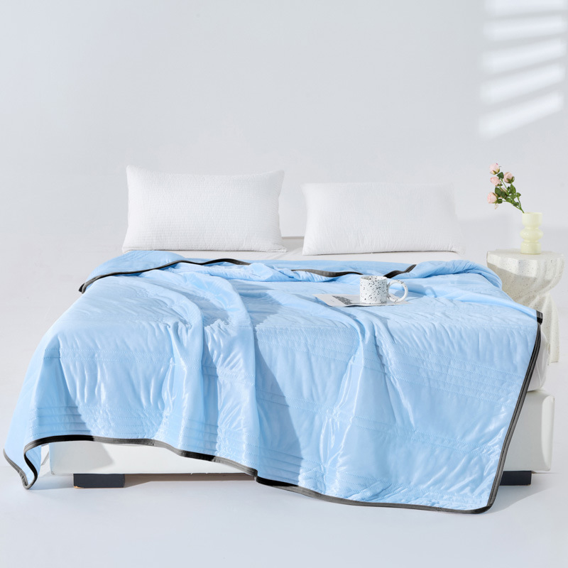 하늘색 - 검은색 가장자리가 줄무늬로 있음