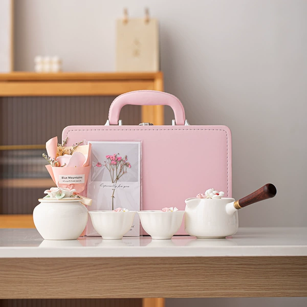 White side handle, one pot, two cups + tea can [leather bag]