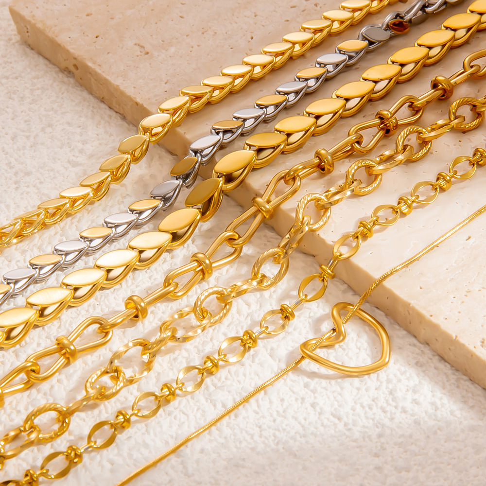 PVD Coated Real Gold Plated Leaves Heart Shape 304 Stainless Steel Retro Simple Style Classic Style Waterproof Non Tarnish 304 Stainless Steel Bracelets display picture 1