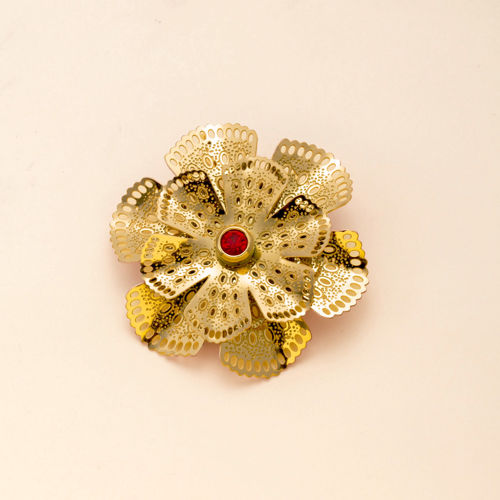 Colgante único Venta caliente europea y americana joyería de acero inoxidable hueca flor multicapa joyería de bricolaje retro accesorios chapados en oro de 18k