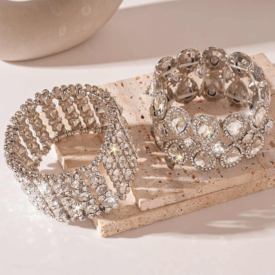 Europa y los Estados Unidos lujosos diamantes de gota de agua geométrica ancha pulsera elástica personalidad exagerada nicho temperamento de alta sensación joyas de mano para mujeres