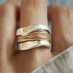 欧米のクロスボーダーの2色のワイヤーの広い面の手はきわめてシンプルなデザイン感のネットの赤い男女の指輪の個性の風潮の指環を飾ります。