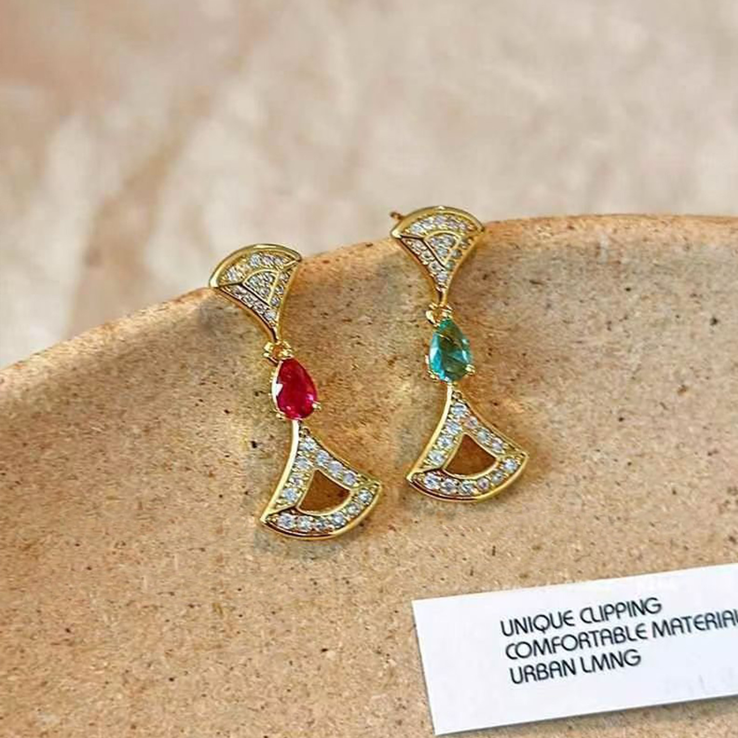 Pendientes de perlas asimétricas con cuernos de diamantes súper parpadeantes de plata Pendientes de nicho de viento frío femenino Pendientes de lujo ligero de alta calidad