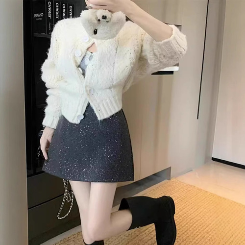 A sparkling A-line skirt for women, featuring intricate craftsmanship and sequins, perfect for winter. Ideal for petite figures, this versatile, fitted semi-slip skirt pairs well with various outfits.