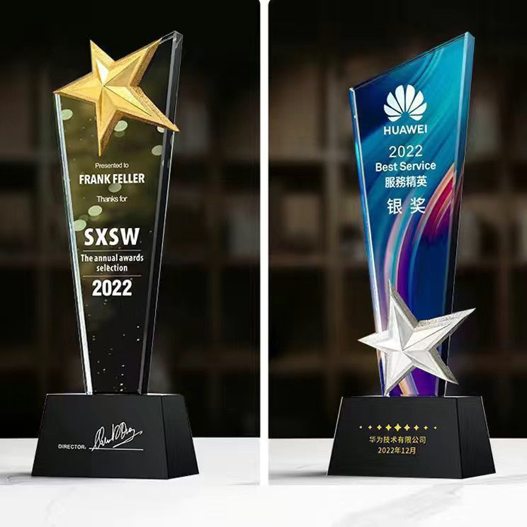 Trofeos de cristal de colores brillantes medalla creativa de alta calidad grabada excelente competencia de empleados de la reunión anual del equipo de la compañía