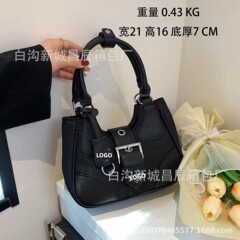 夏の新型の甘くてクールな脇の下で漆の皮のキャンバスを包んでチェーンをつなぎ合わせてギャルを包んで通勤して旅行します。