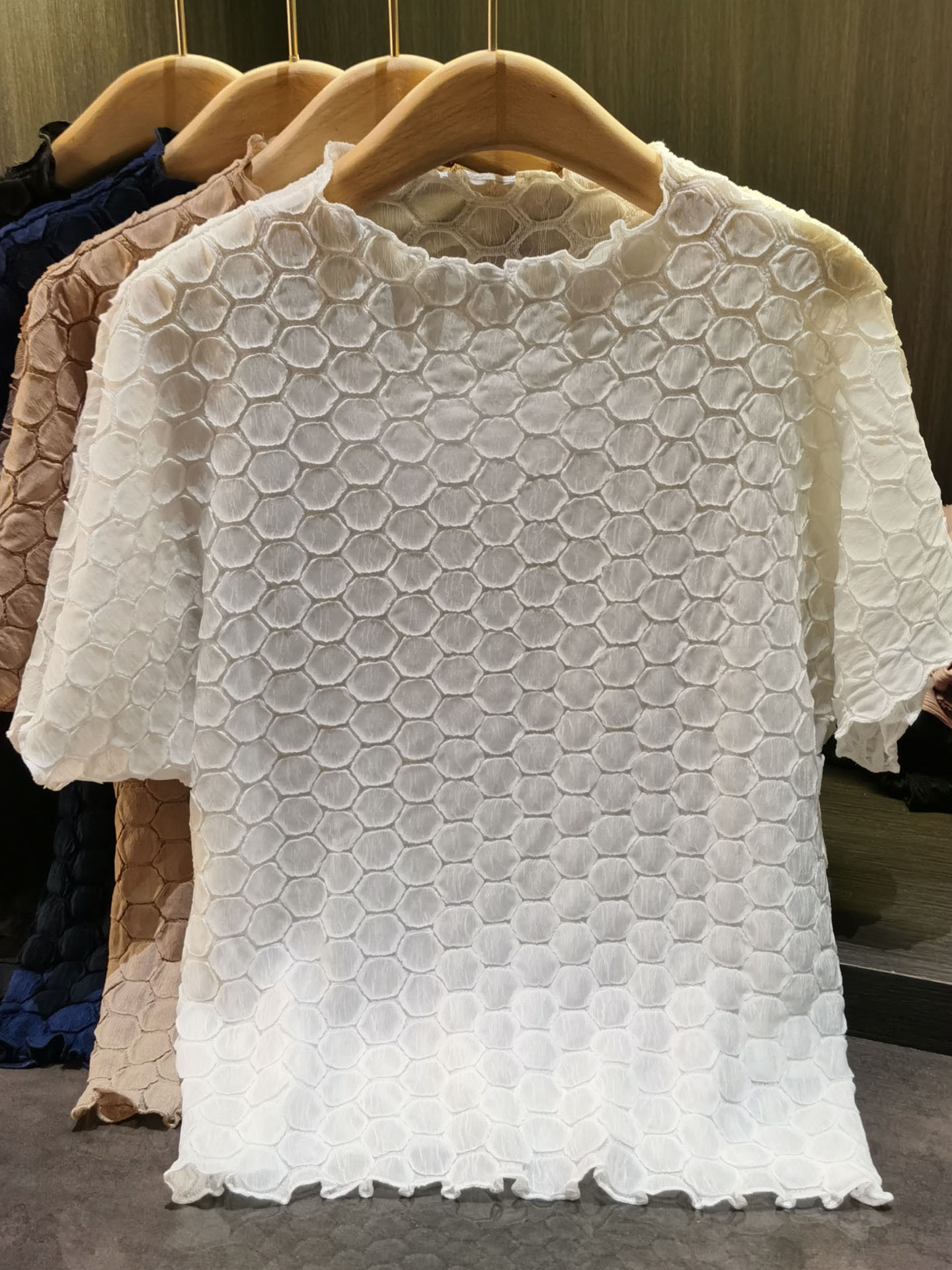 Áo thun nữ tay ngắn cổ tròn chất liệu cotton phối họa tiết ép hoa nhăn — màu đen, xanh lam, màu trắng, màu kaki