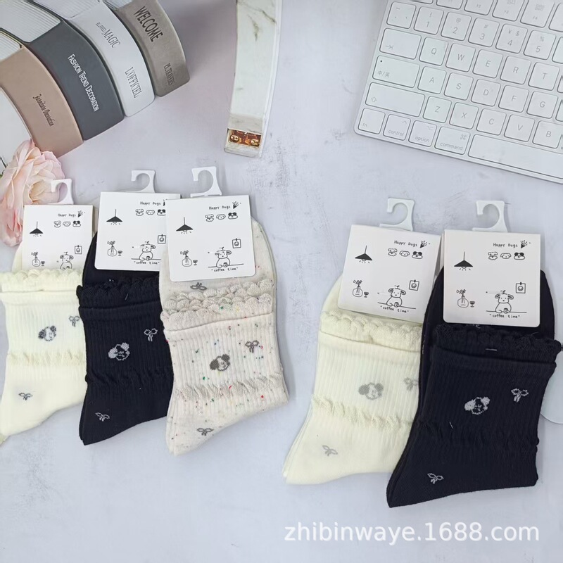 Yzhixiu's new autumn and winter mid-calf college style socks for men and women are fashionable and versatile, with a Miu-style fresh look Yzhixiu's new autumn and winter mid-calf college style socks for men and women are fashionable and versatile, with a Miu-style fresh look