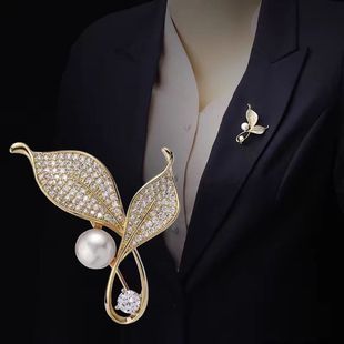 Rosemary brooch for women's pearls high-end exquisite corsage anti-exposure suits and clothes, small fragrance style holiday gifts