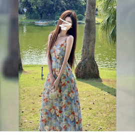 蓝底红花V领吊带连衣裙女2026夏季新款法式海边度假显瘦气质长裙