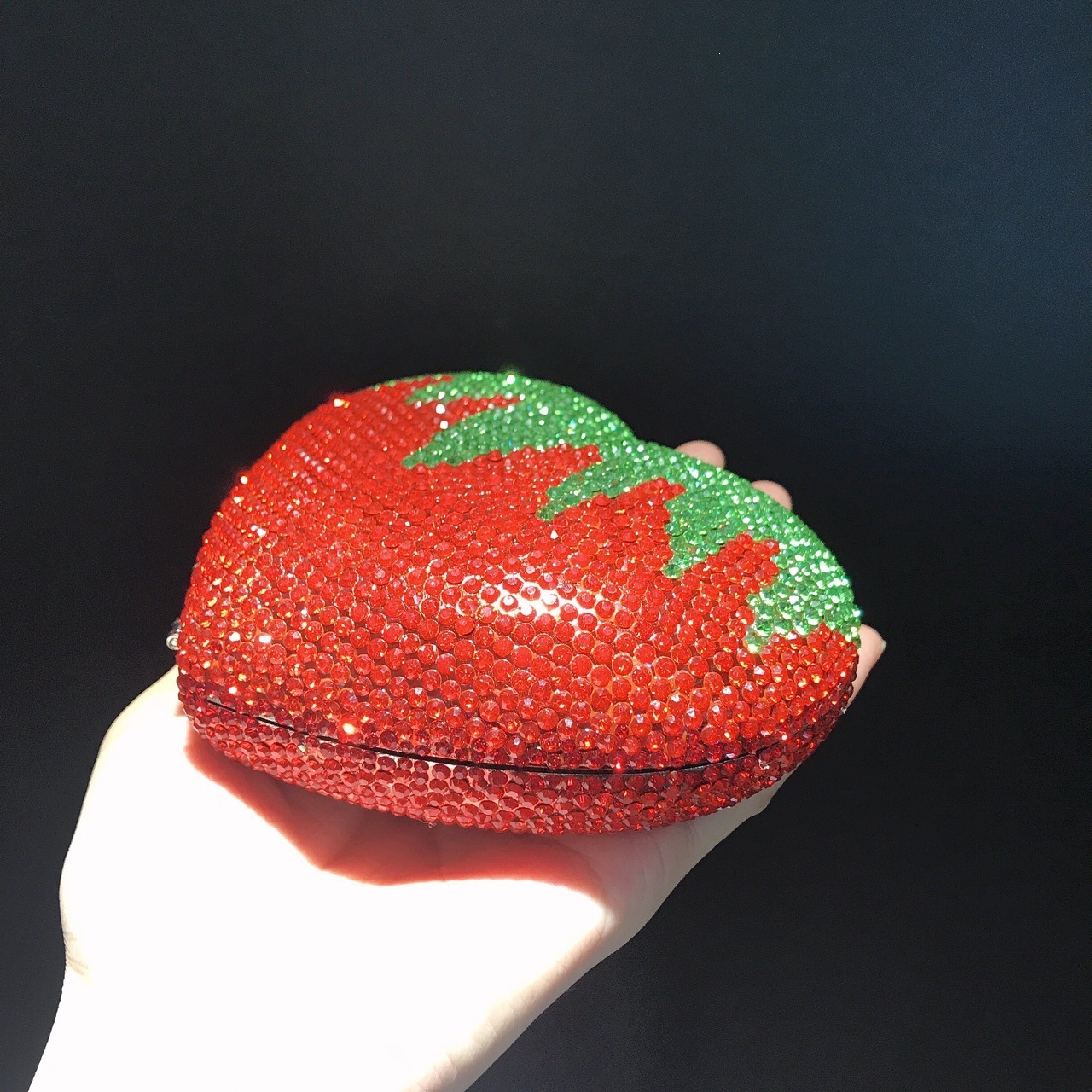 * Nuevos productos transfronterizos bolsas de gemas europeas y estadounidenses fresa roja en forma de corazón bolsas de banquete de diamantes bolsas de mano bolsas duras