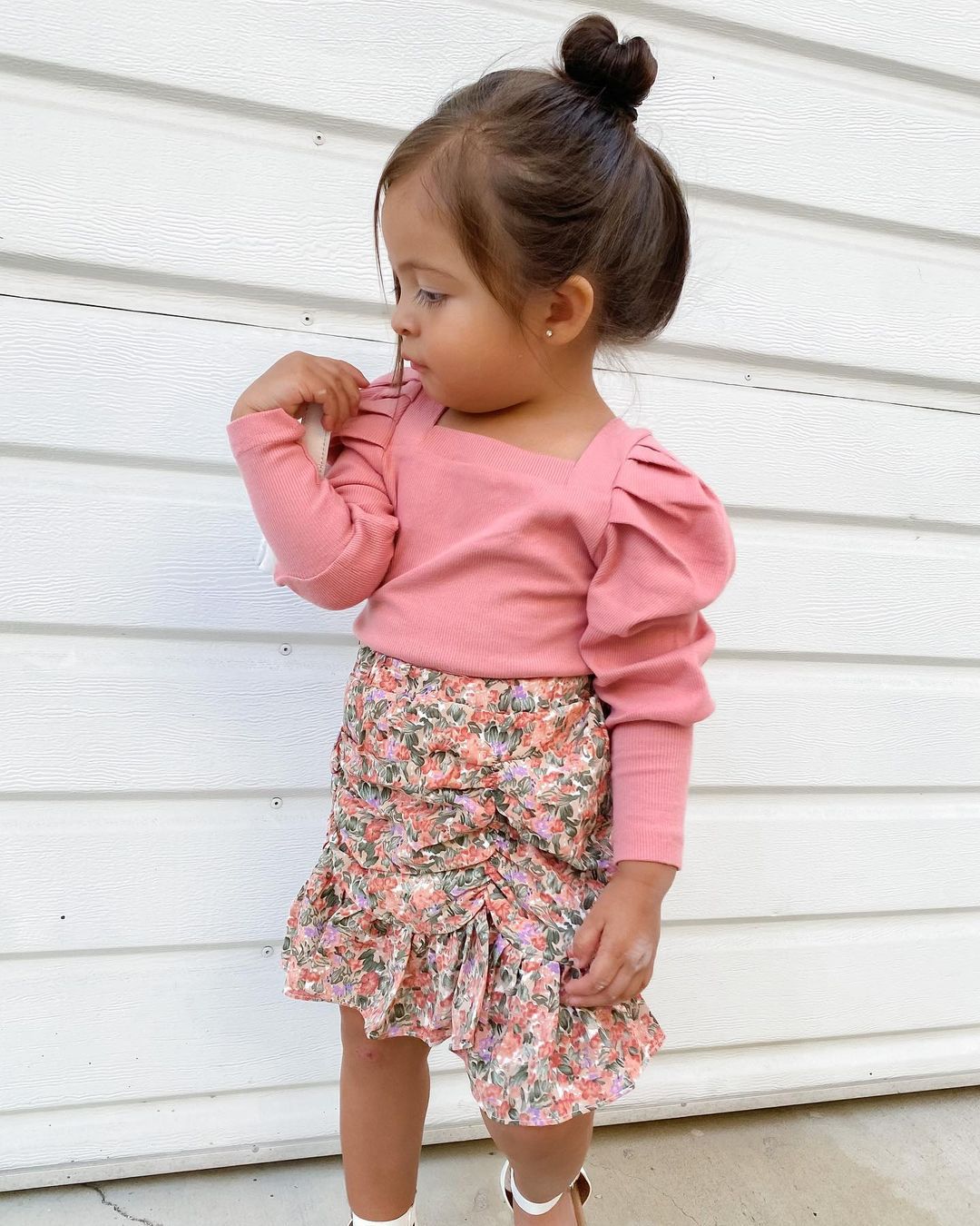 Kinderkleidung, Mädchen langer quadratischer Kragen, Puffärmel, Strickpullover mit Grubenstreifen, Rüschenrand, plissiertes Blumenmuster_voghion.com
