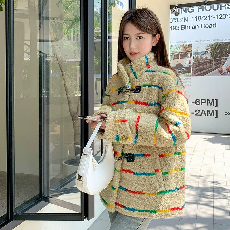 Производитель меха 2024 осень-зима новая верхняя одежда из овечьего меха женская короткая радужная полосатая бархатная верхняя одежда