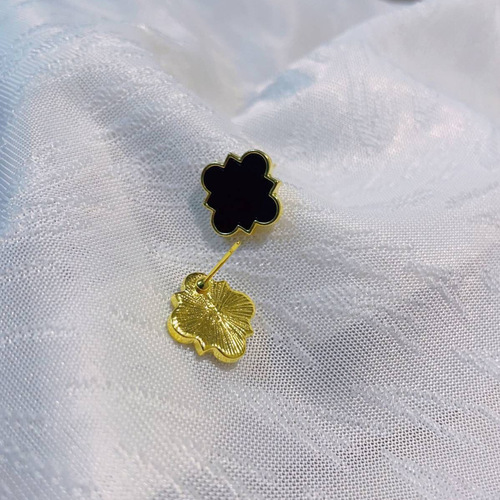 Cross-border steel needle black four-leaf clover earrings simple ear jewelry white mother-of-pearl temperament earrings Xiyin