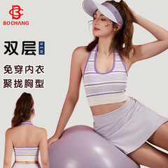 首を掛けて運動する下着は色のストライプのベストにぶつかります。