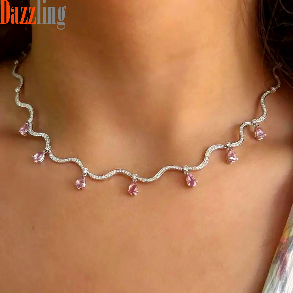 Collana da donna con zirconi a forma di onda e goccia, incastonatura di diamanti classica e alla moda, gioiello di tendenza con motivo geometrico e catena in metallo._voghion.com
