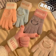 指を出してタッチパネルのぬいぐるみの笑顔の手袋をすることができます。