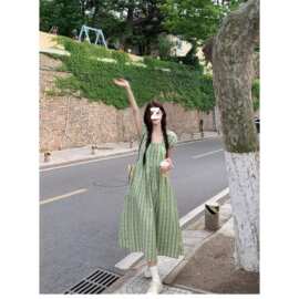 绿色格子泡泡袖连衣裙女夏泰式多巴胺明媚新疆海边度假棉麻长裙子