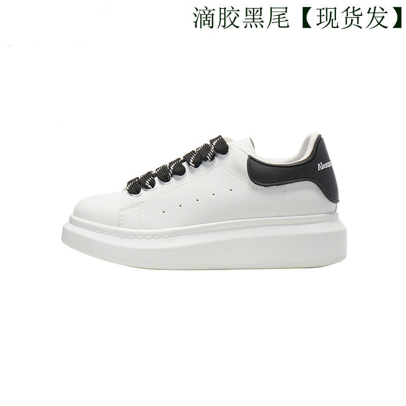 Alta versión McQueen zapatos blancos de suela gruesa mujer 2025 nuevo estilo de cuero salvaje con aumento interior pareja zapatos casuales zapatos de mujer