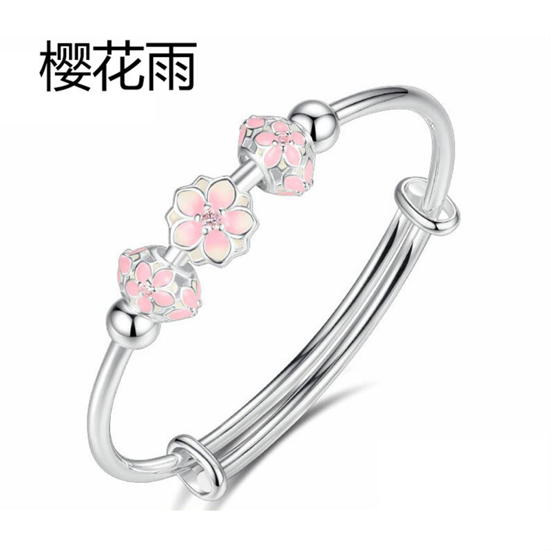 Das Kirschblüten-Regenarmband ist modisch, erinnert an süße Pfirsichblüten und ist aus Kunstharz gefertigt. Es verfügt über ein Schiebedesign und ist hochwertig verarbeitet._voghion.com