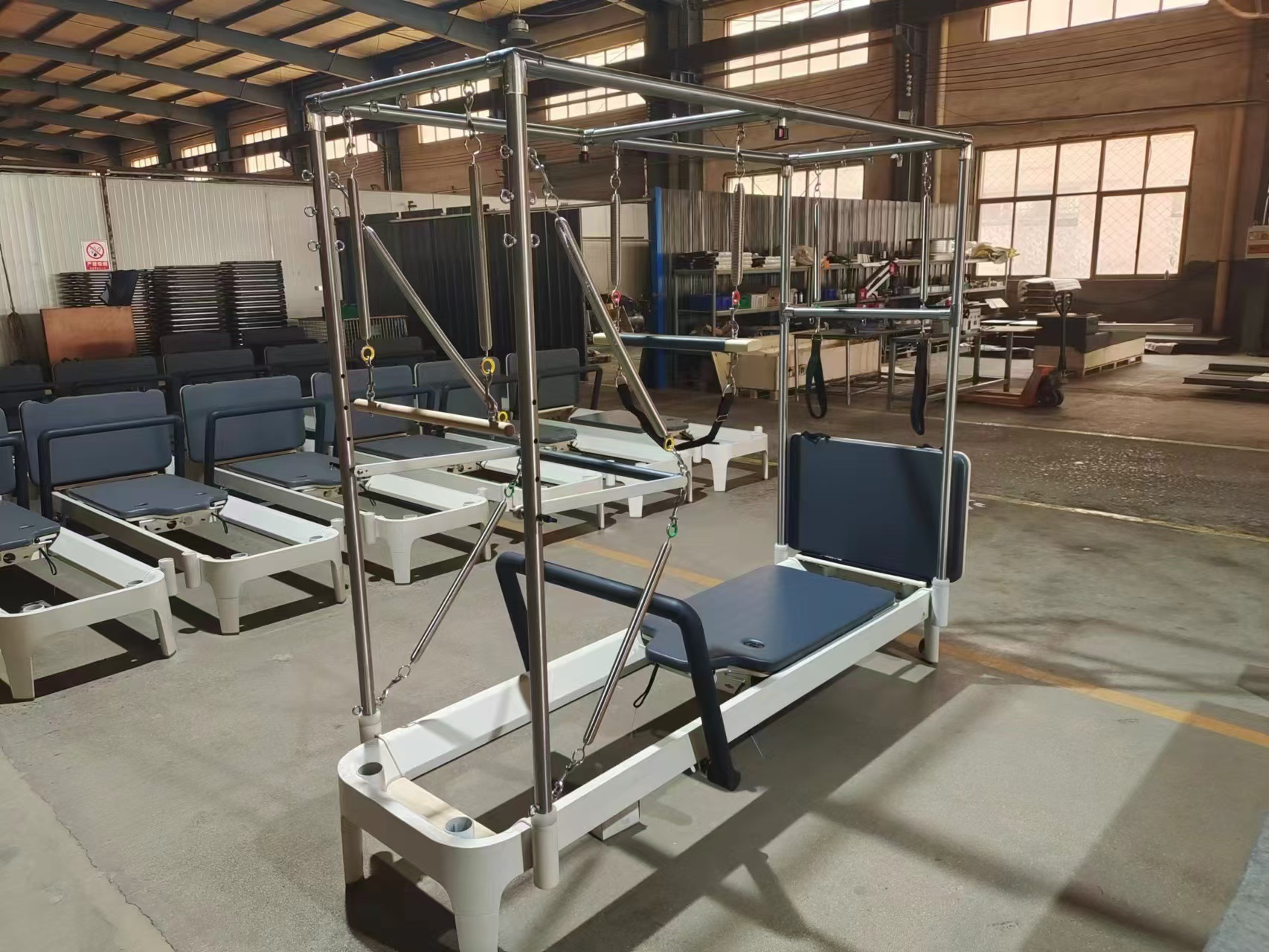 Fábrica directa Pilates core cama sala de yoga acondicionamiento físico de rehabilitación femenina aleación de aluminio pequeña cama blanca gran dispositivo antideslizante