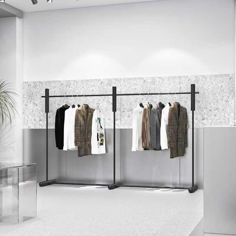 Estante de piso negro simple especial para tiendas de ropa, estante de exhibición de ropa, estante de exhibición de tiendas de ropa para hombres y mujeres