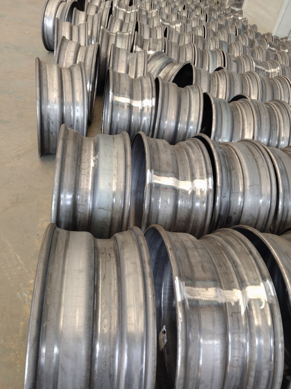 Factory Direct Sales 9.0 * 22.5 Vacuum Steel Ring Wheel Hub Rim