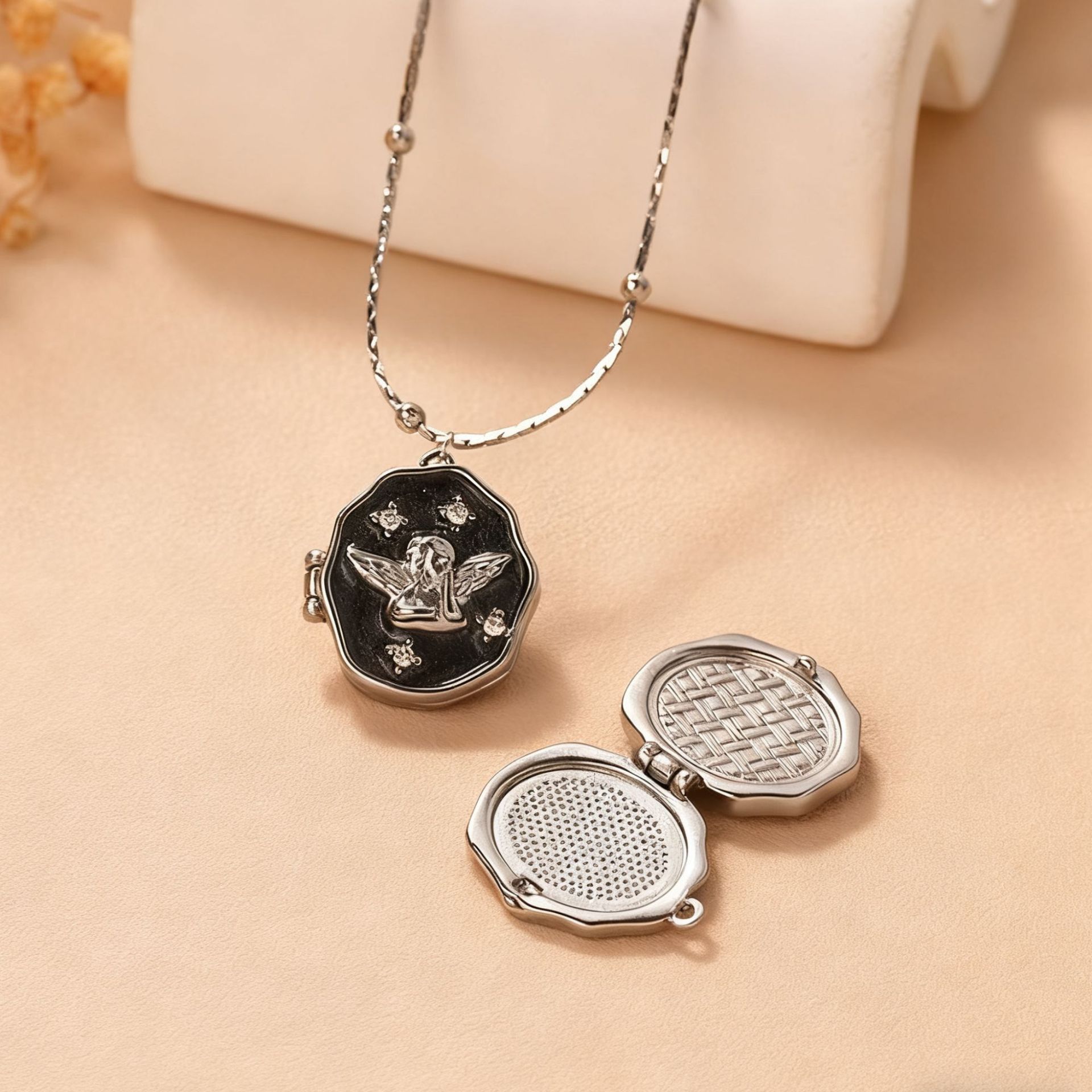Personalized Electroplated Resin Chain Necklace Portable Box_voghion.com