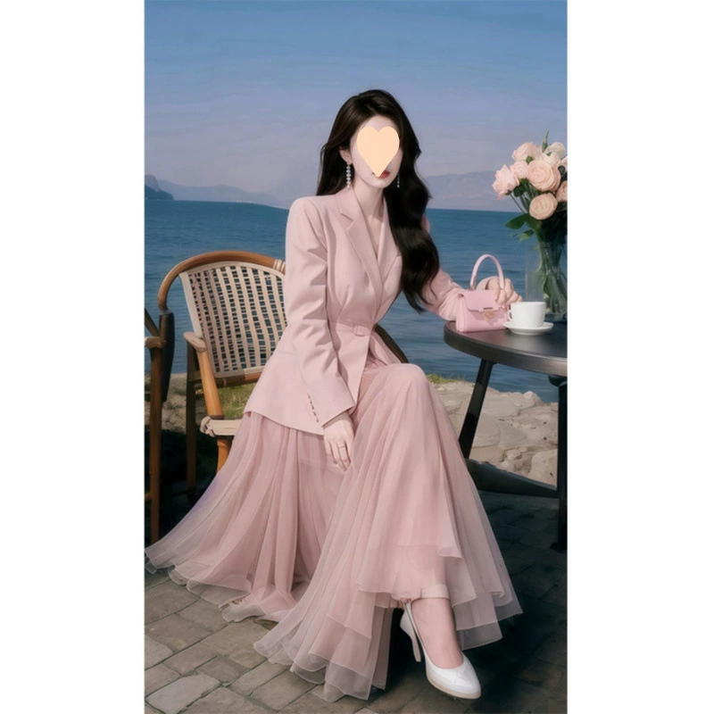 Весной 2025 года выходит полный комплект элегантного женского костюма розового цвета: пиджак и юбка из шифона — уникальный двухкомпонентный женский наряд.