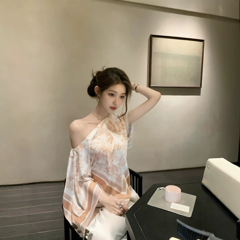 Kubili's Stylish and Relaxed One-Shoulder Two-Way Wear Classic D-Brand Printed Glossy Shirt Top Kubili's Stylish and Relaxed One-Shoulder Two-Way Wear Classic D-Brand Printed Glossy Shirt Top