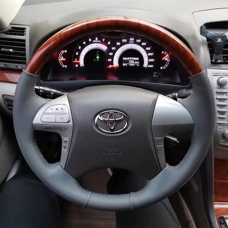 06-08-11 Toyota Camry шестого поколения — кожаный чехол на руль, специальная оплётка, пошив в комплекте (полупакет)