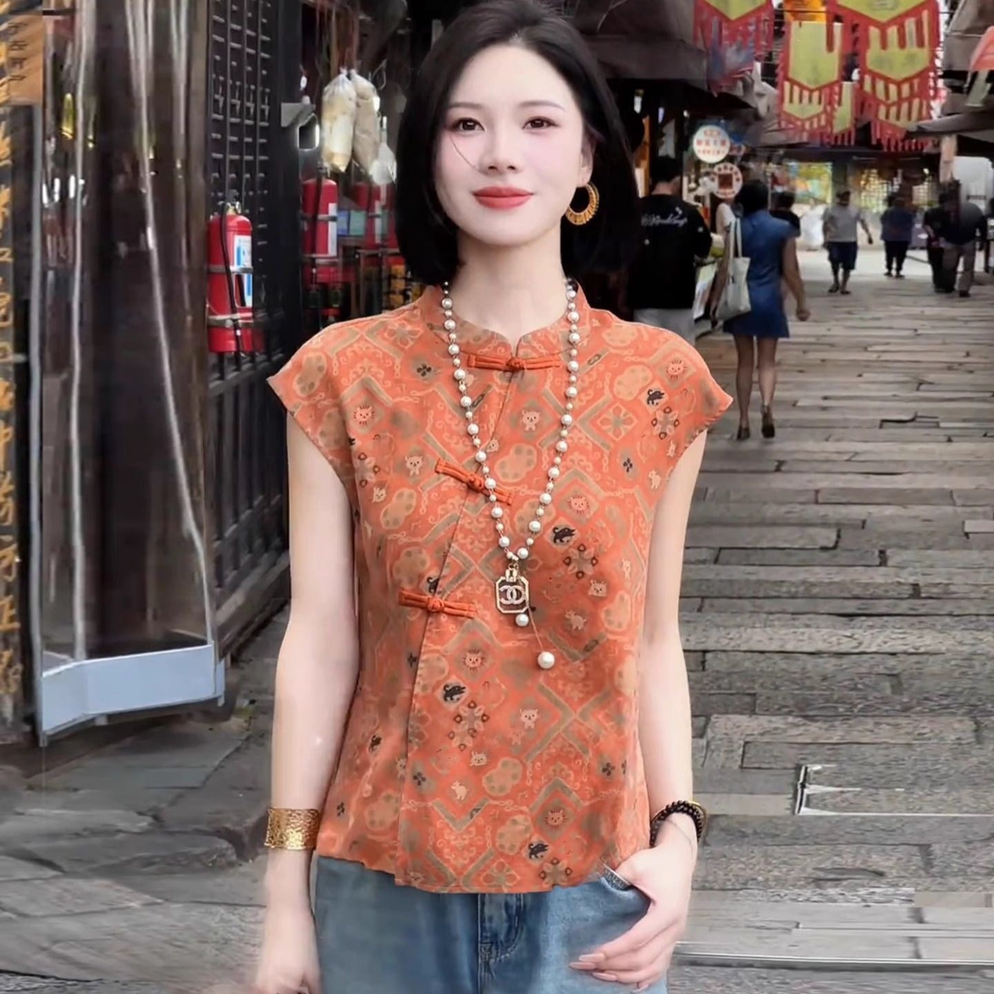 New Chinese-style women's shirt, 2026 summer collection, fashionable retro design with decorative buttons, printed short sleeves, and a stand-up collar, creating an elegant look
