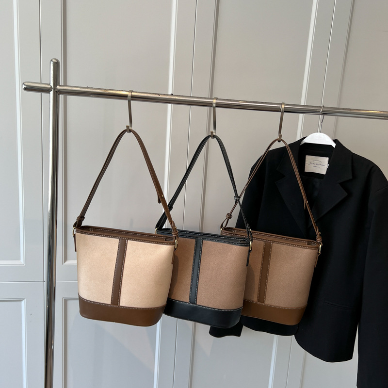 Bolsa de viaje de gran capacidad para mujeres otoño / invierno 2025, nuevo nicho de bolsas de cubo de color, bolsas de hombro de moda retro image 3