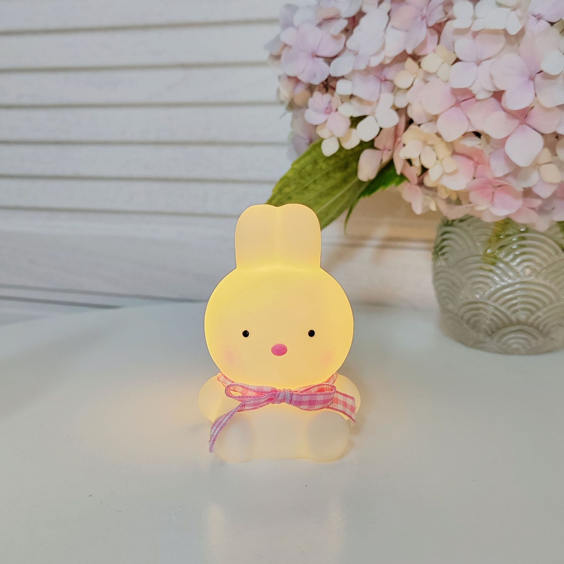 Luz de noche led creativa, lámpara de mesa pequeña de dibujos animados de celebridades de Internet, lámpara de ambiente de viento, mercado nocturno al por mayor, puestos callejeros, juguetes luminosos