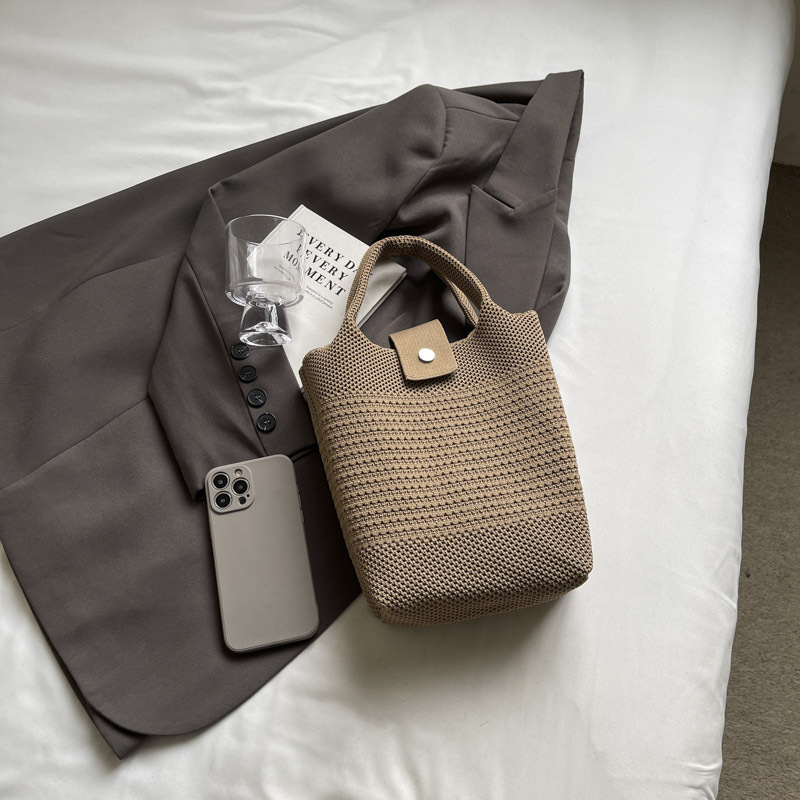 A new stylish tote bag with simple letters for casual shopping, featuring a niche Instagram style for going out Specification drawing