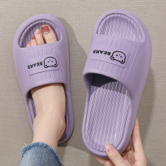 スリッパの女性は夏の屋外で室内の浴室を着て風呂に入るのが滑り止めで、家庭用の糞感があります。