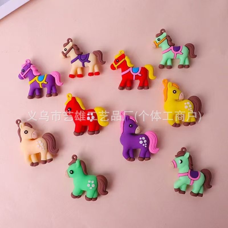 Nuevo estilo de dibujos animados de PVC huevo llavero de fiesta muñeca pequeña decoración creativa pegamento suave adorable colgante al por mayor