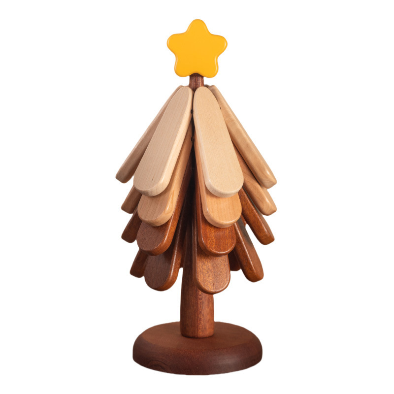 クリスマスツリーは熱を隔てて木の実木のテーブルを敷きます。|undefined