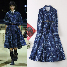 欧美走秀2022秋季外贸新款女装翻领长袖玫瑰花深蓝透白印花连衣裙