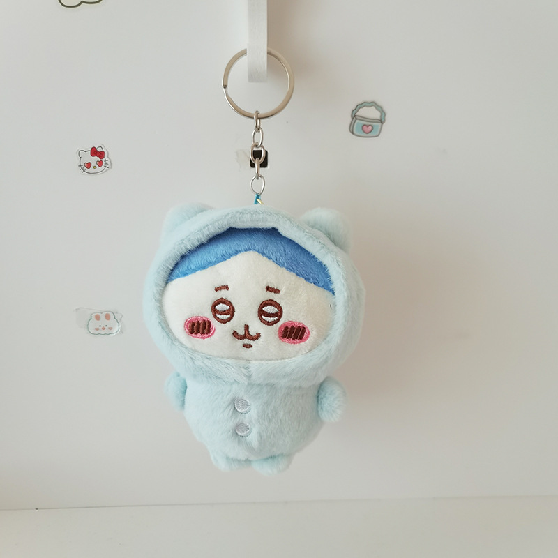 かわいい自嘲熊は熊のぬいぐるみのキーホルダーのぬいぐるみをあざける|undefined