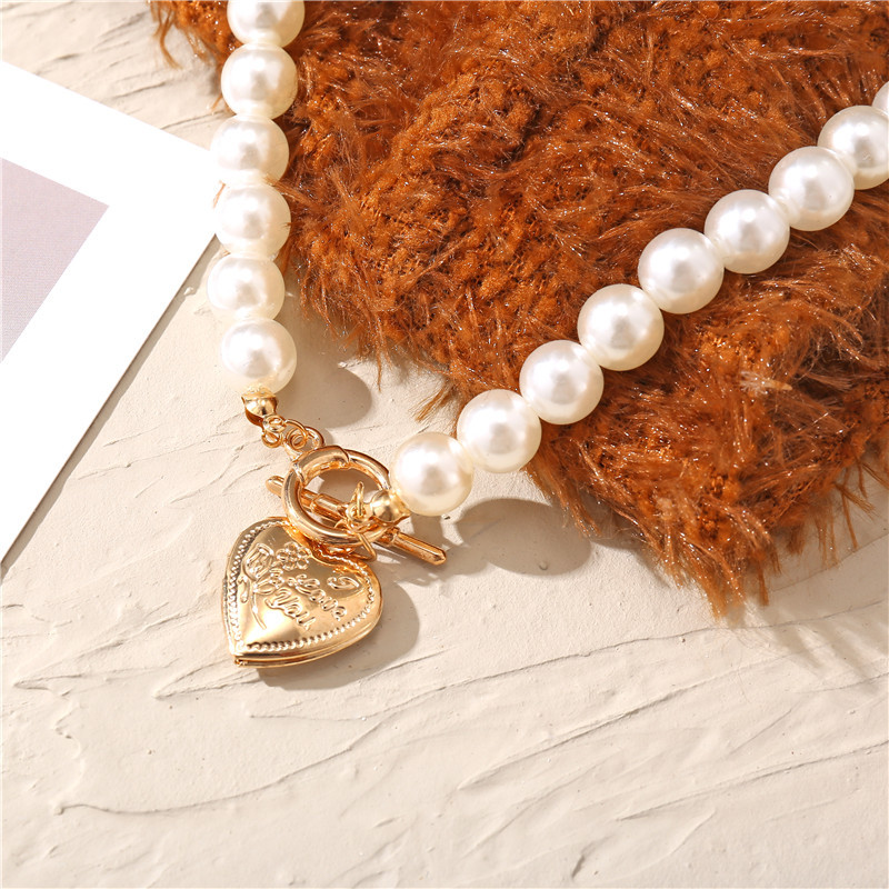 New Fashion Love Retro Pearl Necklace display picture 6