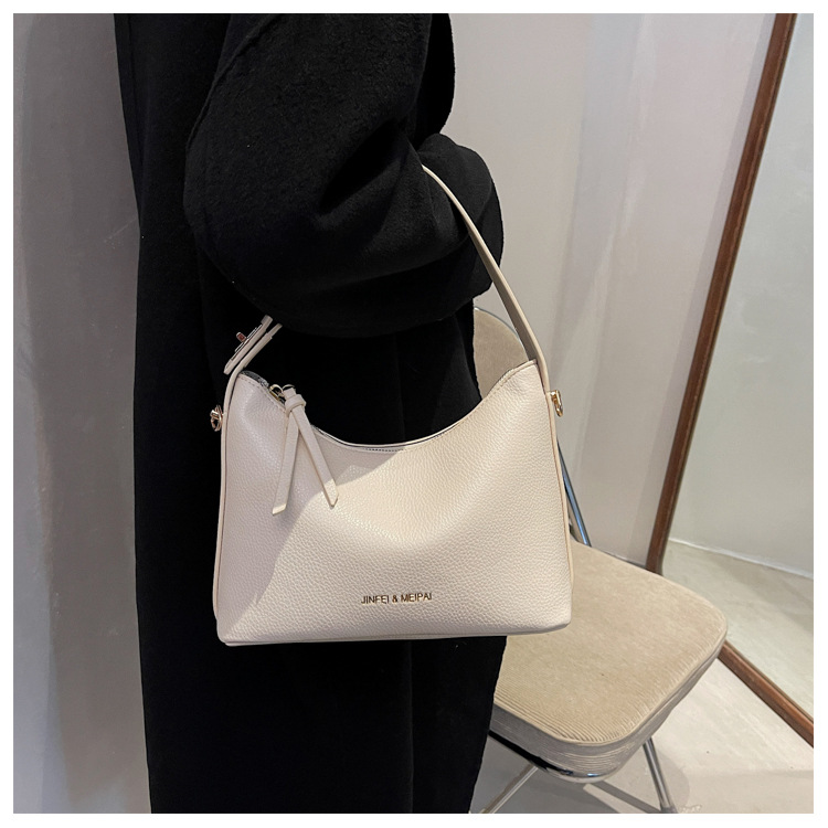 Single Shoulder Messenger Bag 2021 New Solid Color Fashion Lychee Pattern Underarm Bag display picture 1