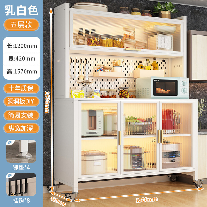 台所の物置棚家庭用の雑物のロッカーが床に落ちて、多層の物置棚の調味料の食器棚が壁の食器棚に寄りかかっています。|undefined